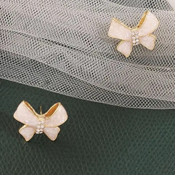 Cream Colored Gold Bow Earrings - Picture 4 of 8